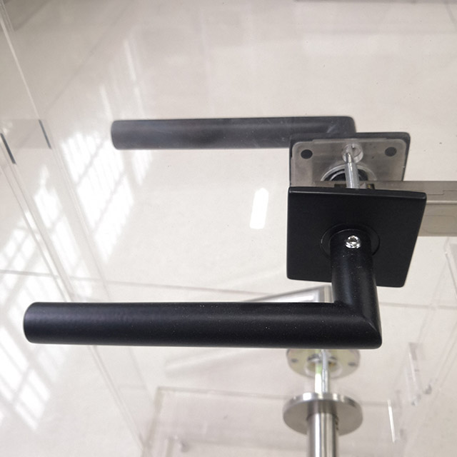 manija de la puerta negro