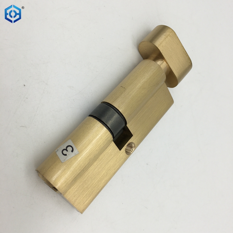 Mango de puerta con cerradura y llave.