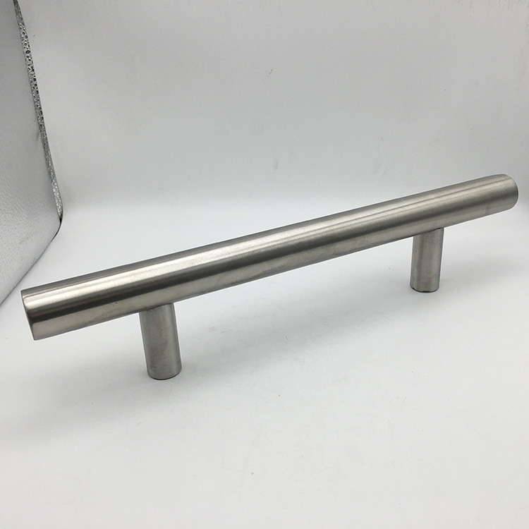 &iquest;Qu&eacute; tan alto para montar la manija de la puerta del granero?