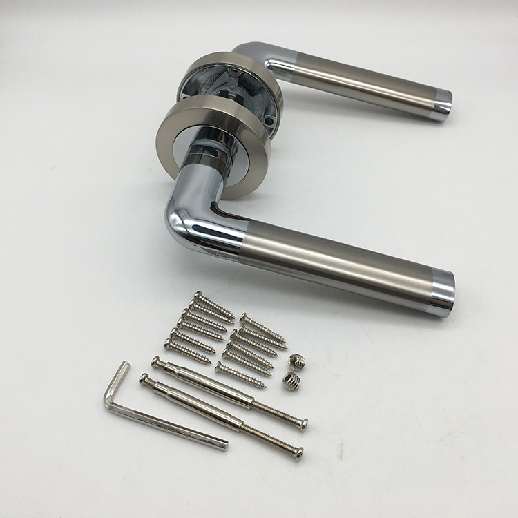 cerraduras y manijas de las puertas del ba&ntilde;o