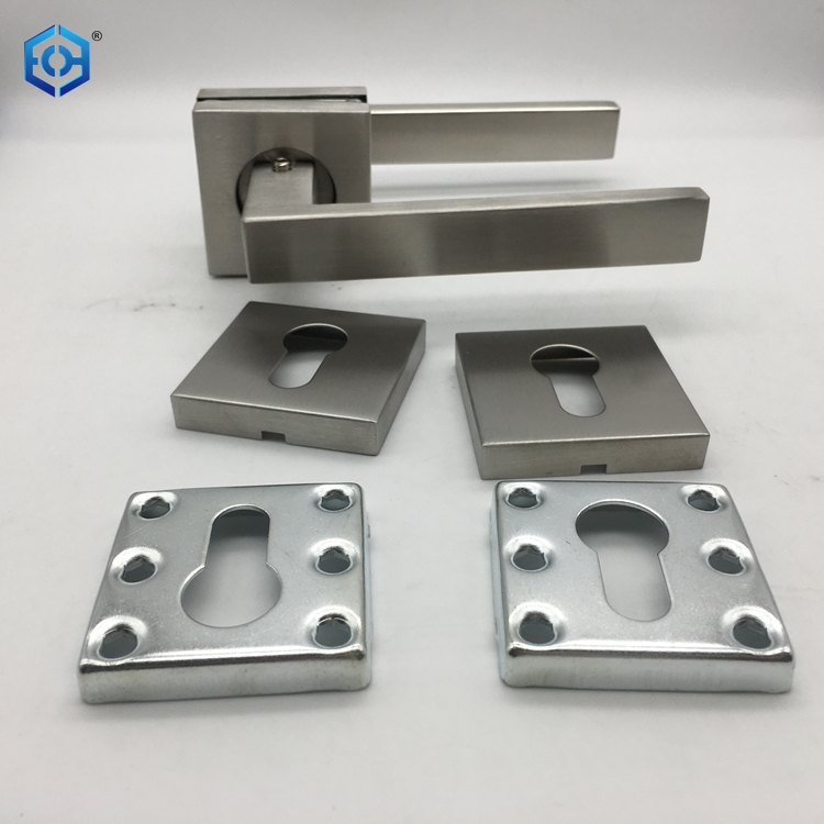 manijas de la puerta de bronce antiguo