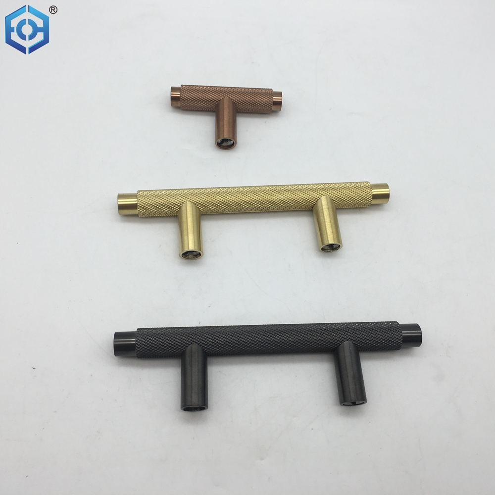 tir&oacute;n de gabinete negro con manchas negras