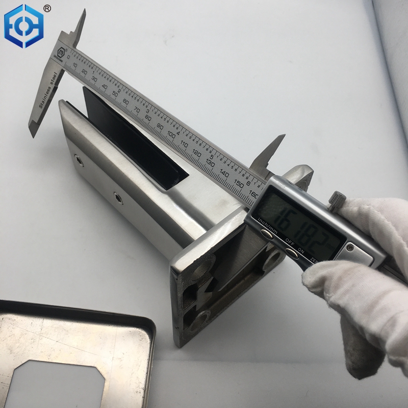 espigas de la cerca de la piscina de vidrio