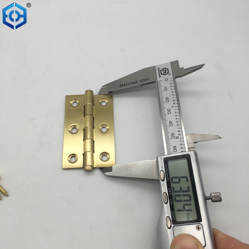 bisagras antiguas de la puerta de lat&oacute;n