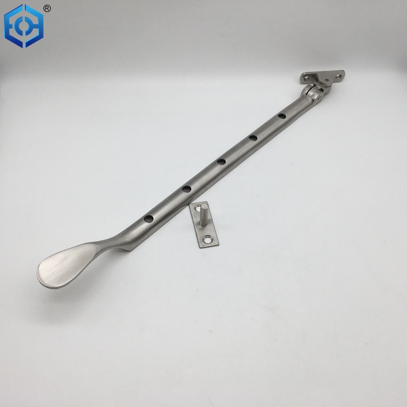 Ventana de madera maneja y se queda