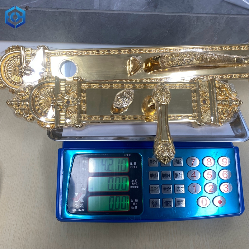 Manejo de la puerta de entrada de lat&oacute;n pulido