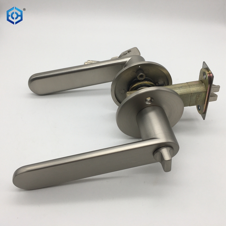 asi&ntilde;a los muebles internos de la puerta