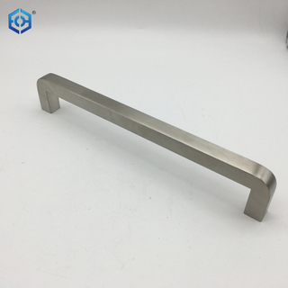 La prensa de la cocina maneja las manijas baratas del cajón del gabinete de cocina popular