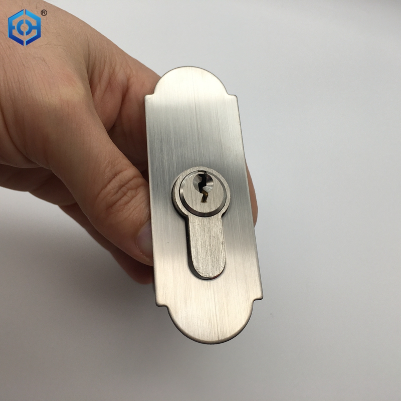 escudos de llaves de lat&oacute;n antiguo