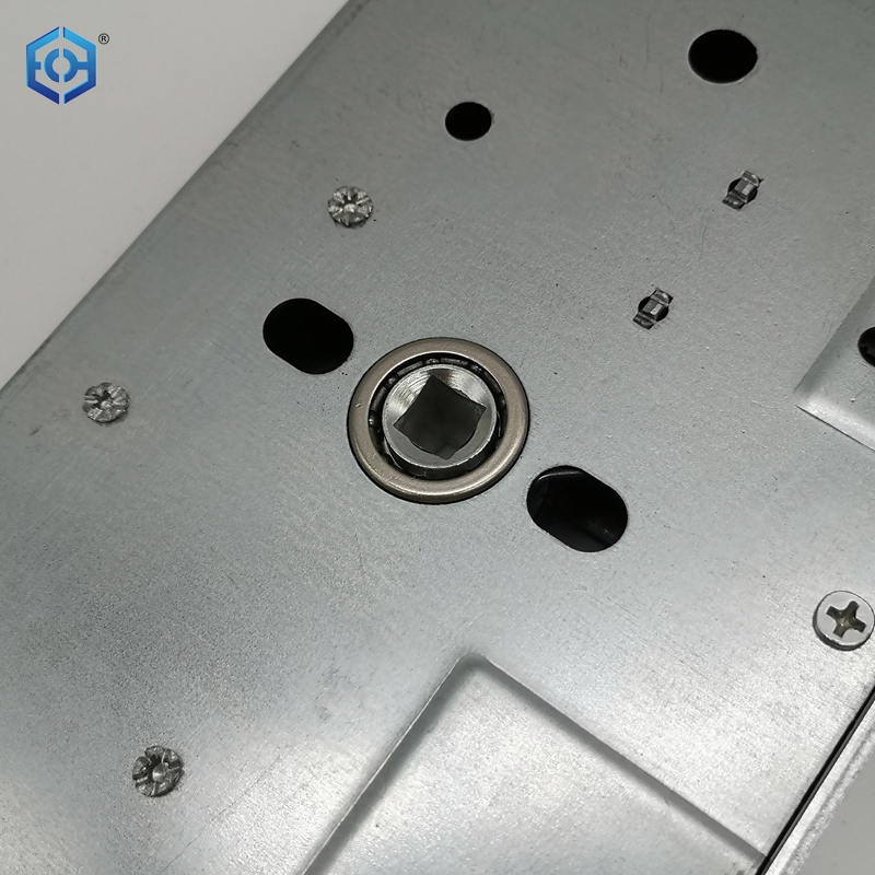 Manija de puerta con cerradura de embutir