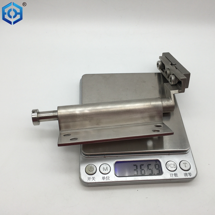 bisagra de la puerta por la puerta