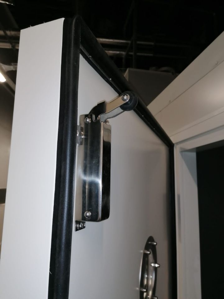 Cómo instalar el amortiguador de la puerta