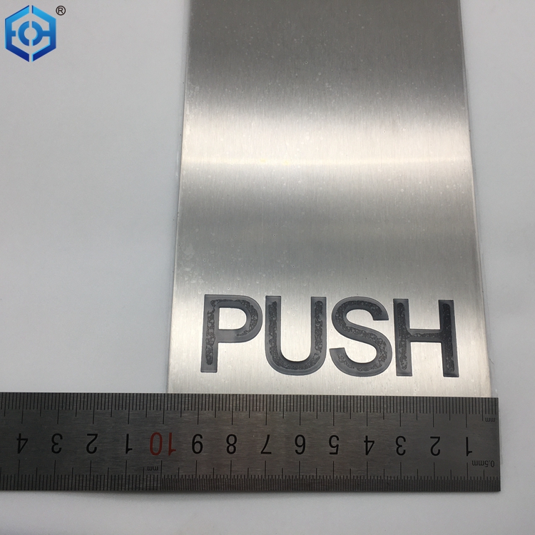 empujar la placa de los dedos