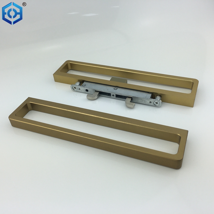 cerradura de puerta dorada