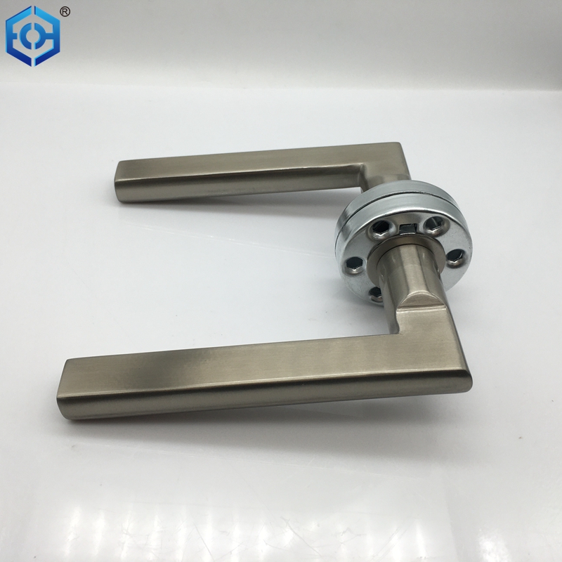 Hardware de la puerta de monta&ntilde;a rocosa