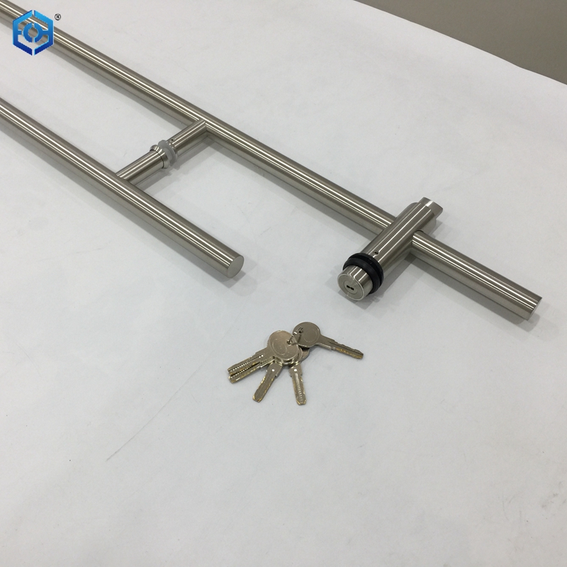 Tirador de escalera con cerradura de diseño, de acero inoxidable cepillado, 52-7/8" 
