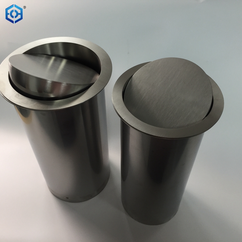 bote de basura al aire libre