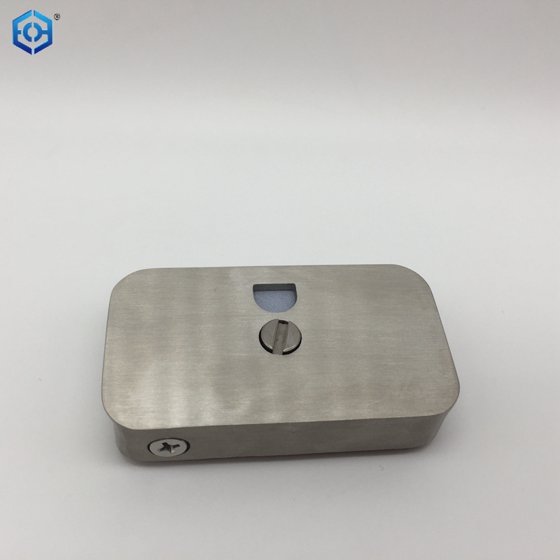 puerta exterior con cerradura con giro del pulgar