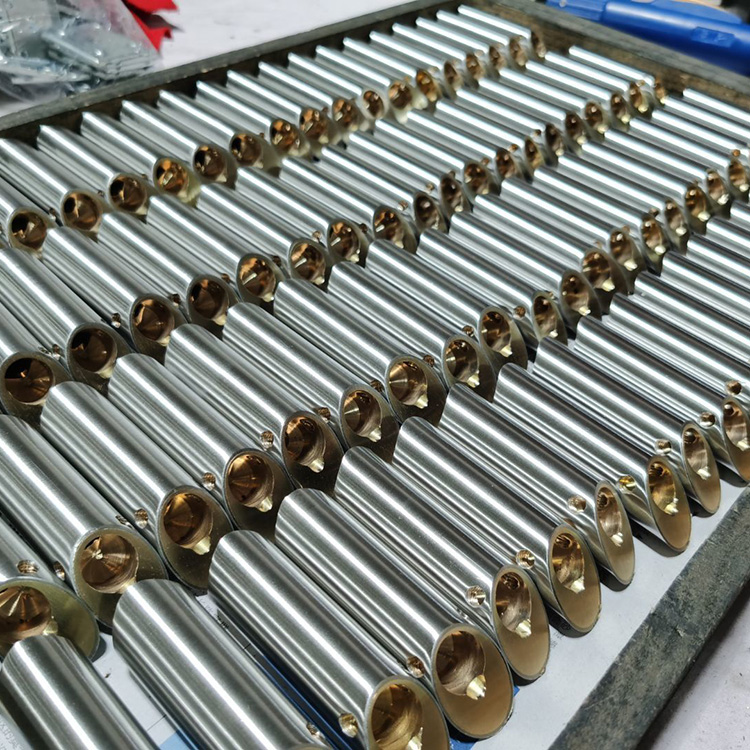 abrazadera en las manijas de las puertas de vidrio