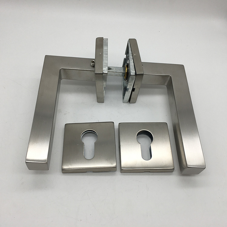 Manijas modernas de la puerta delantera