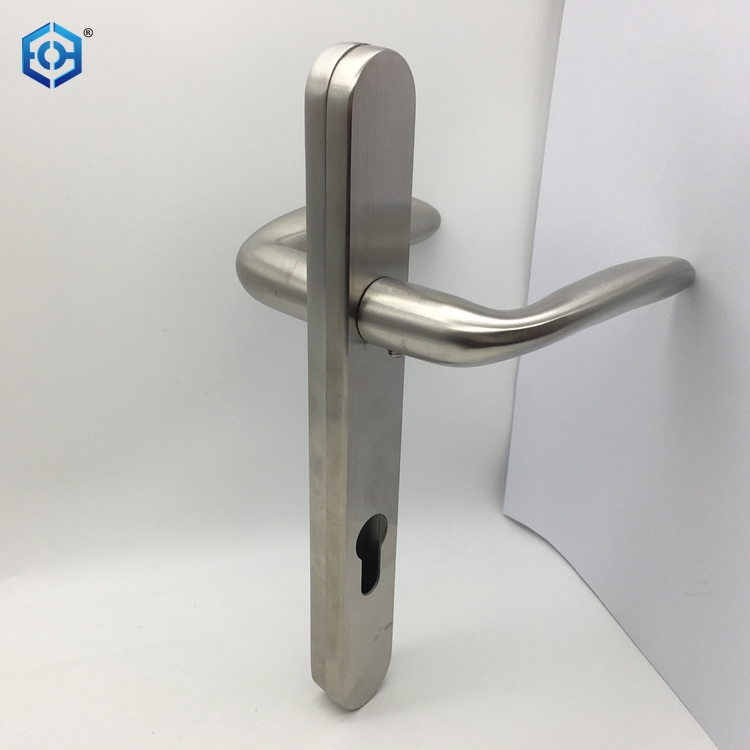 Instalaci&oacute;n de la manija de la puerta de la tormenta de Larson