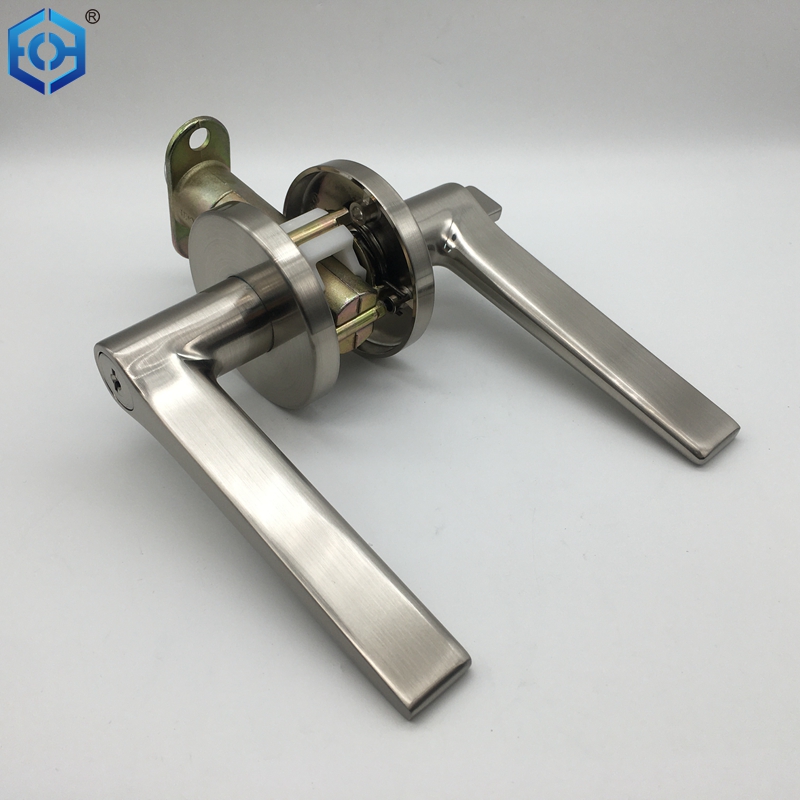 palanca de la puerta de entrada con cerrojo