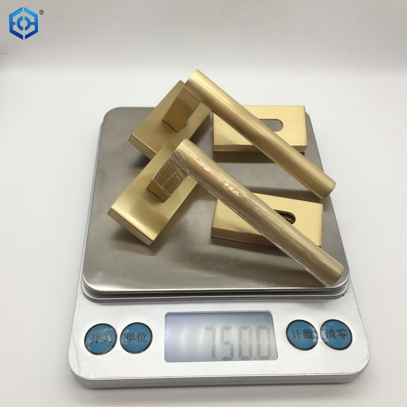 manija de puerta de lat&oacute;n