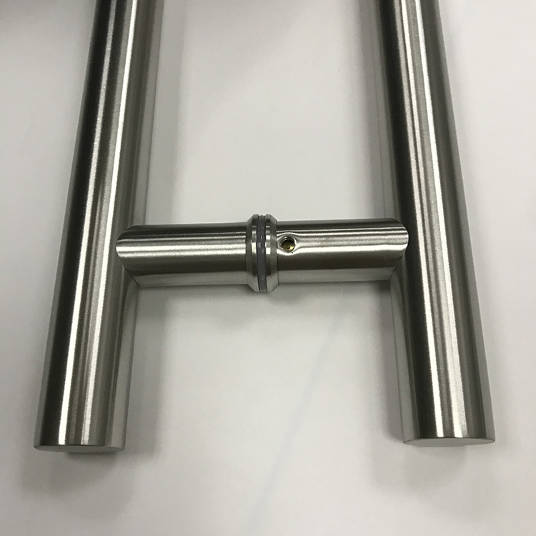 tirador de puerta de lat&oacute;n