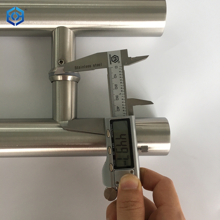 manijas de las puertas de vidrio de la sala de pooja