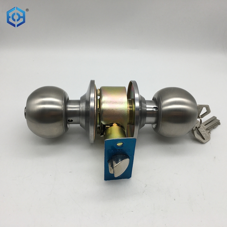 abriendo la cerradura de la perilla de una puerta