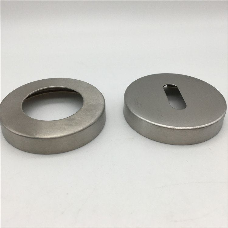 manijas de las puertas de cromo cepillado