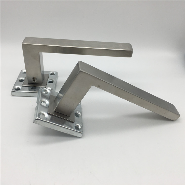 manijas de puerta plateadas