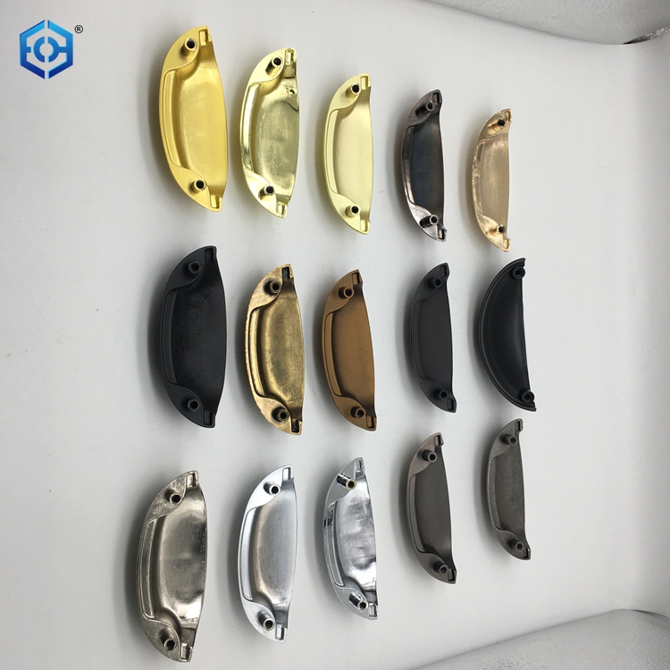 C&oacute;moda blanca con perillas de oro