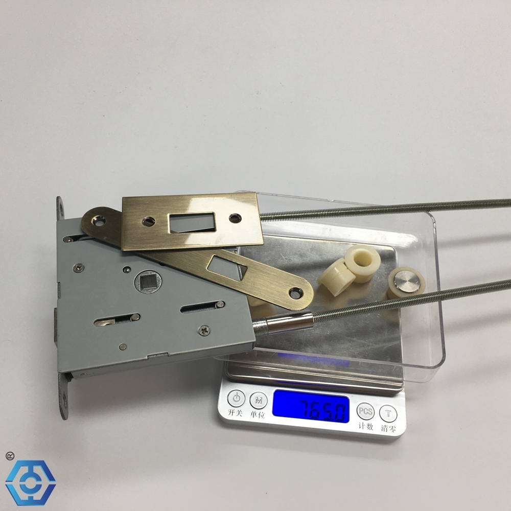 cerradura de la puerta por parte de