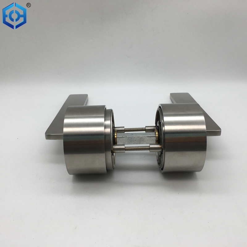 tira de la puerta al ras