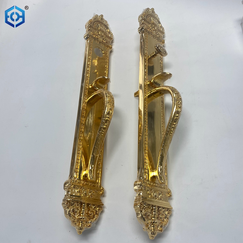 Manejo de la puerta de entrada de lat&oacute;n satinado