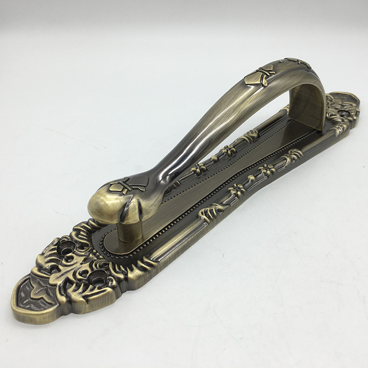 El aceite se frota los tirones del caj&oacute;n de bronce