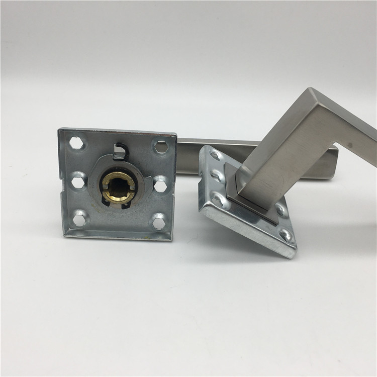 cerraduras de la puerta de entrada