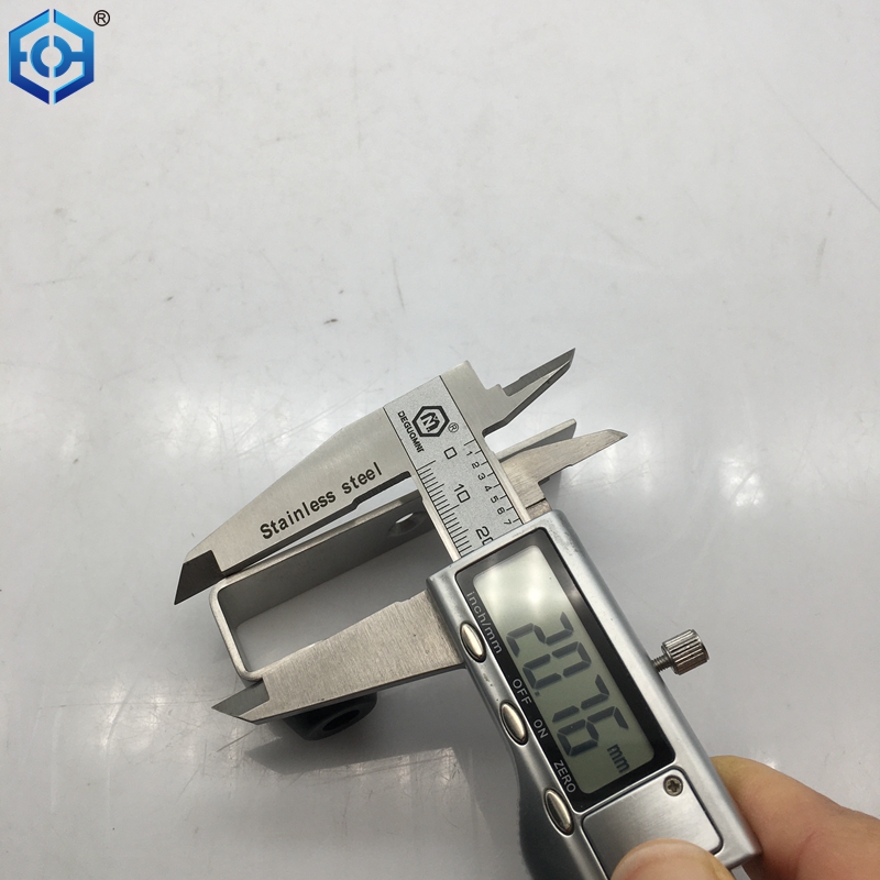 Puerta montada en la pared parada con gancho