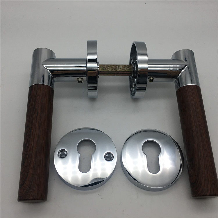 puertas interiores con tiradores instalados