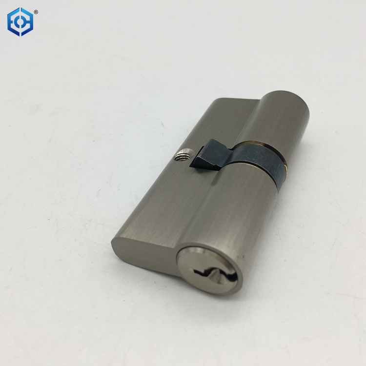 cerradura de la puerta del atrio