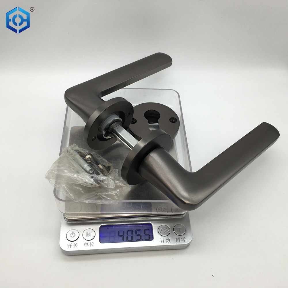 manija de la puerta gris