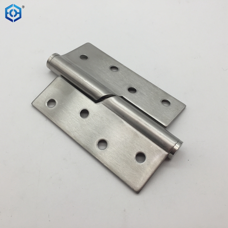 Levante las bisagras de la puerta