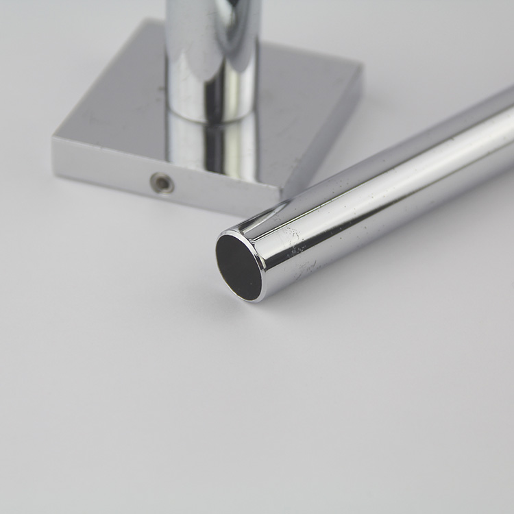 sobre el toallero de la puerta