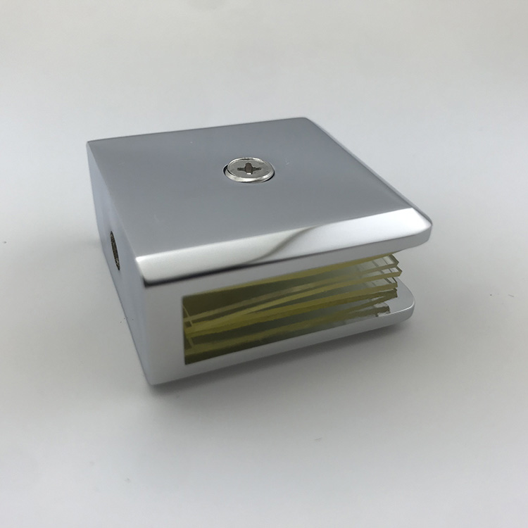 Abrazaderas de vidrio cromado para escaleras.