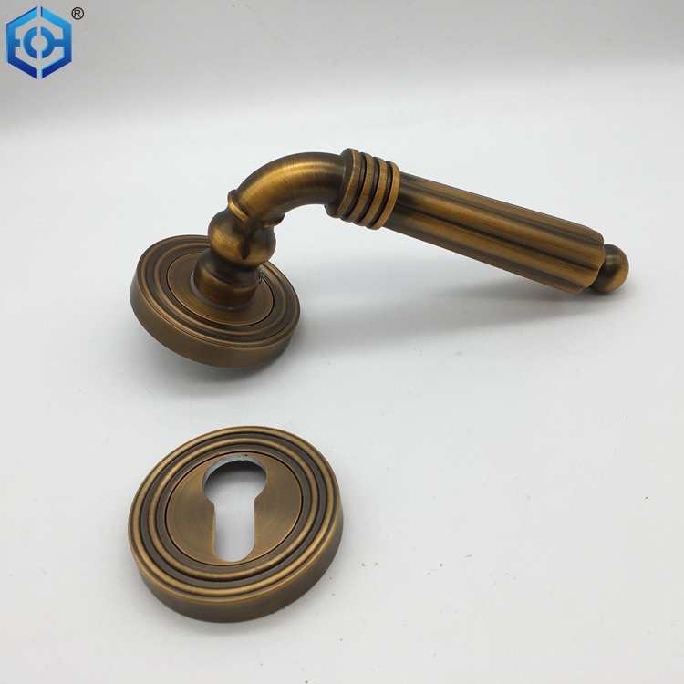 manijas antiguas de la puerta de lat&oacute;n