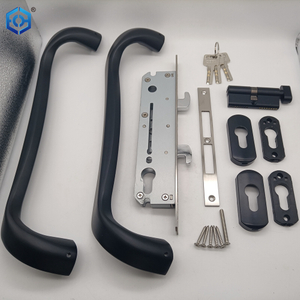 Localización de la puerta del patio deslizante negra con llave con gancho doble para la puerta del marco de aluminio