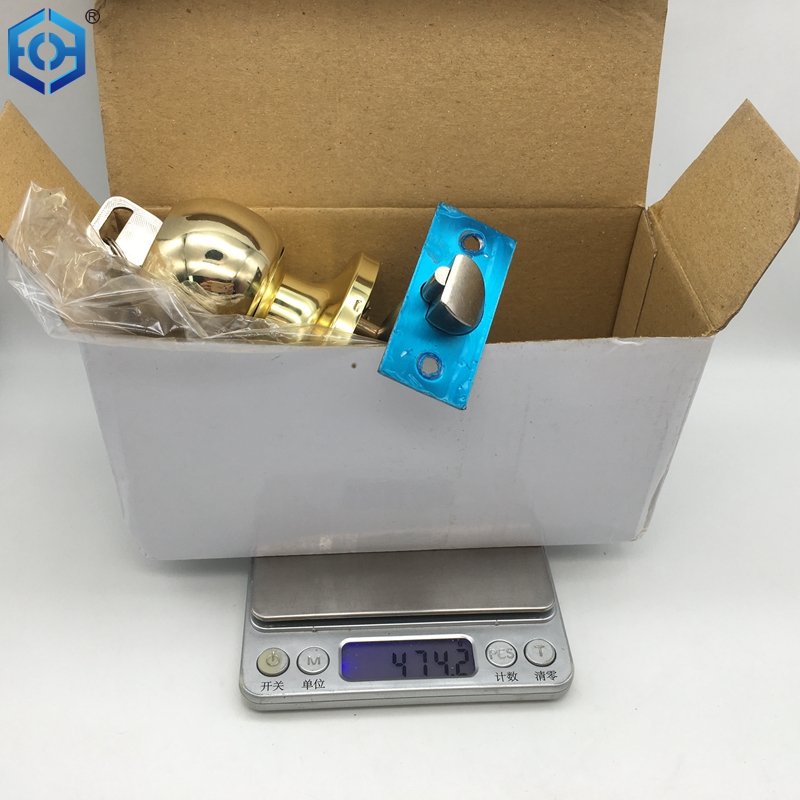 Manijas de puerta en la entrada y cerraduras