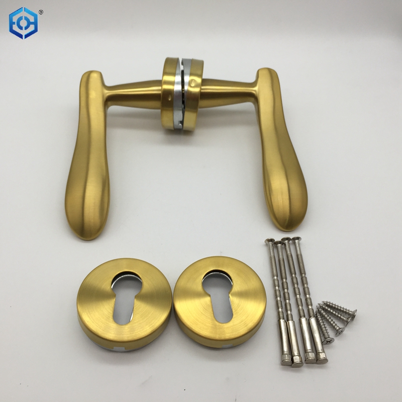 manijas de la puerta interior dorada