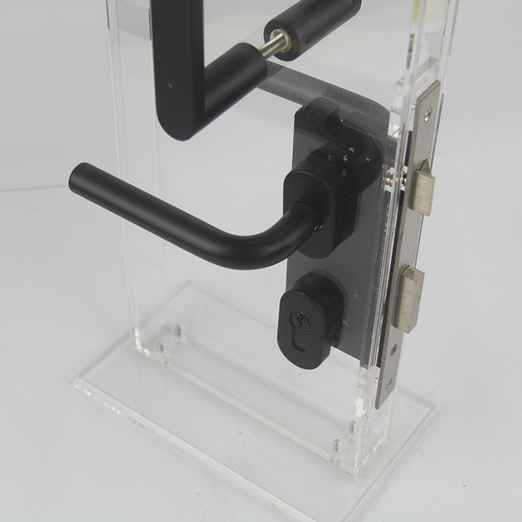 la puerta baja las persianas